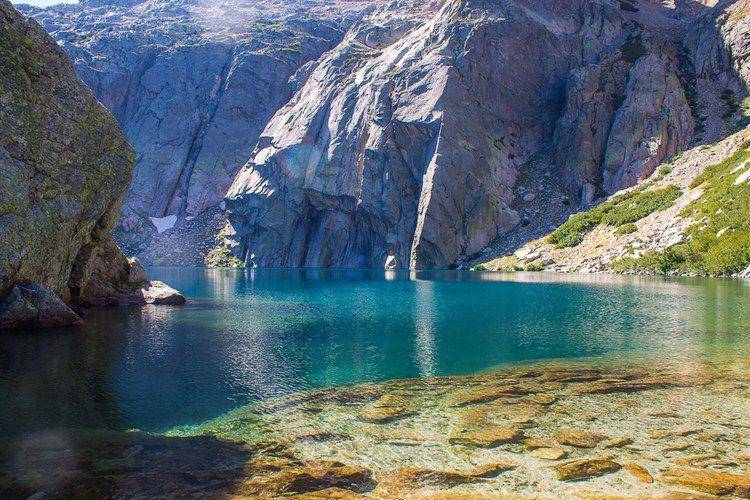 tebing batu di Lac de Capitello (villagesdecorse.fr)