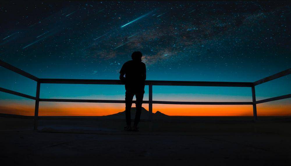 ilustrasi meteorit yang memasuki bumi (pexels.com/Raman deep)