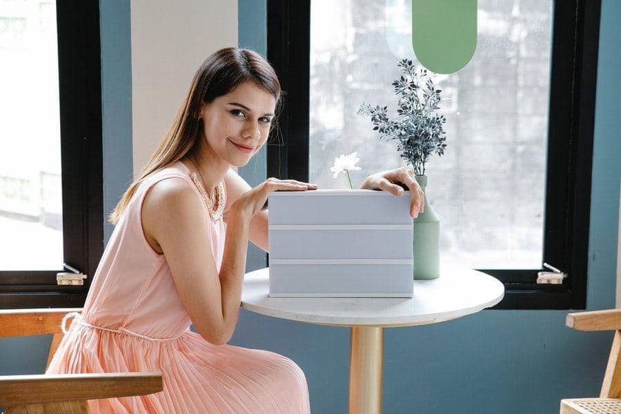 ilustrasi tersenyum (pexels.com/@angela-roma)