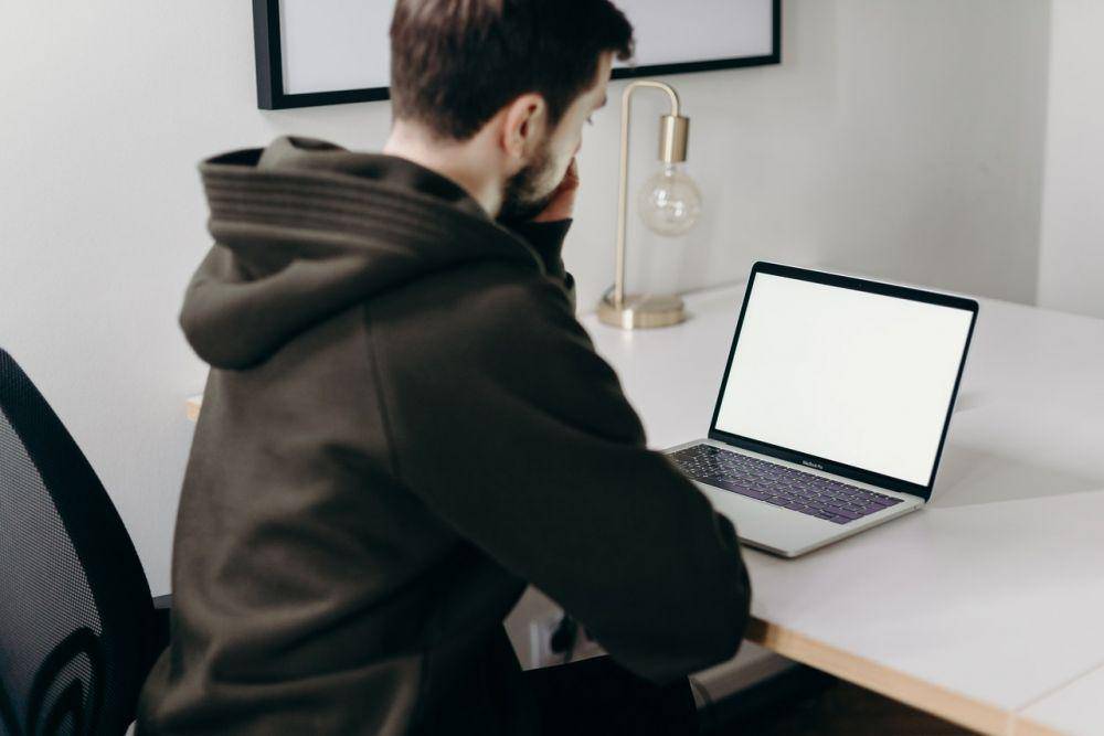 ilustrasi menatap laptop (pexels.com/Cottonbro)