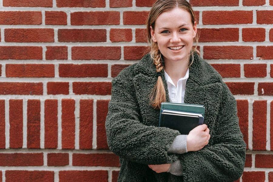 ilustrasi tersenyum (pexels.com/@george-milton)