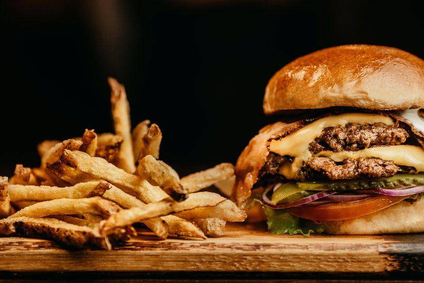 ilustrasi kentang goreng dan burger (unsplash.com/Jonathan Borba)