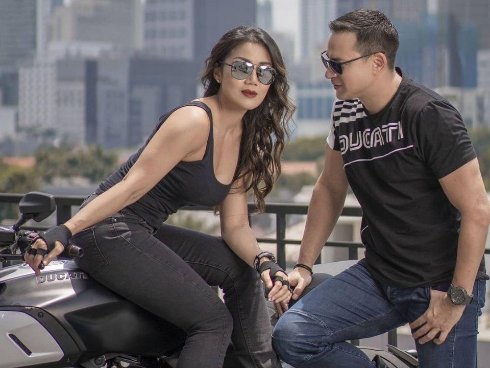 10 Potret Kompak Ari Wibowo dan Istri Motoran Bareng