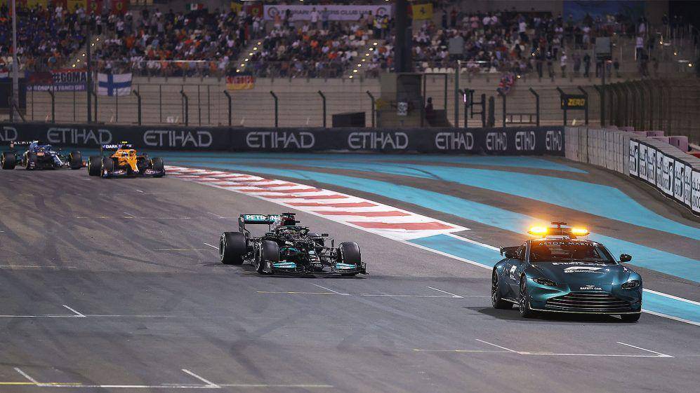 Safety Car saat memimpin balapan GP Abu Dhabi (formula1.com)