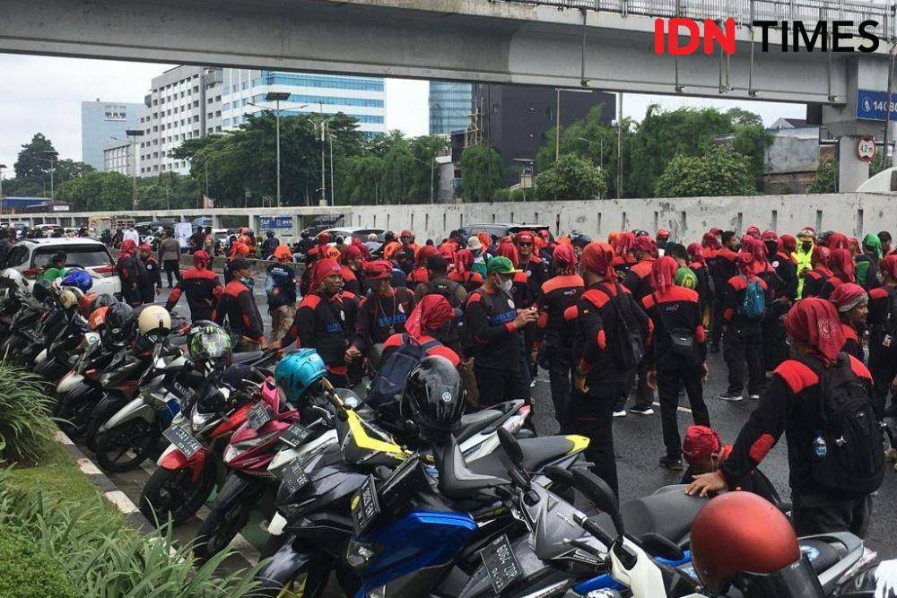 Suasana demo buruh di depan Gedung DPR RI, Jakarta Selatan, Jumat (14/1/2022). (IDN Times/Irfan Fathurohman)