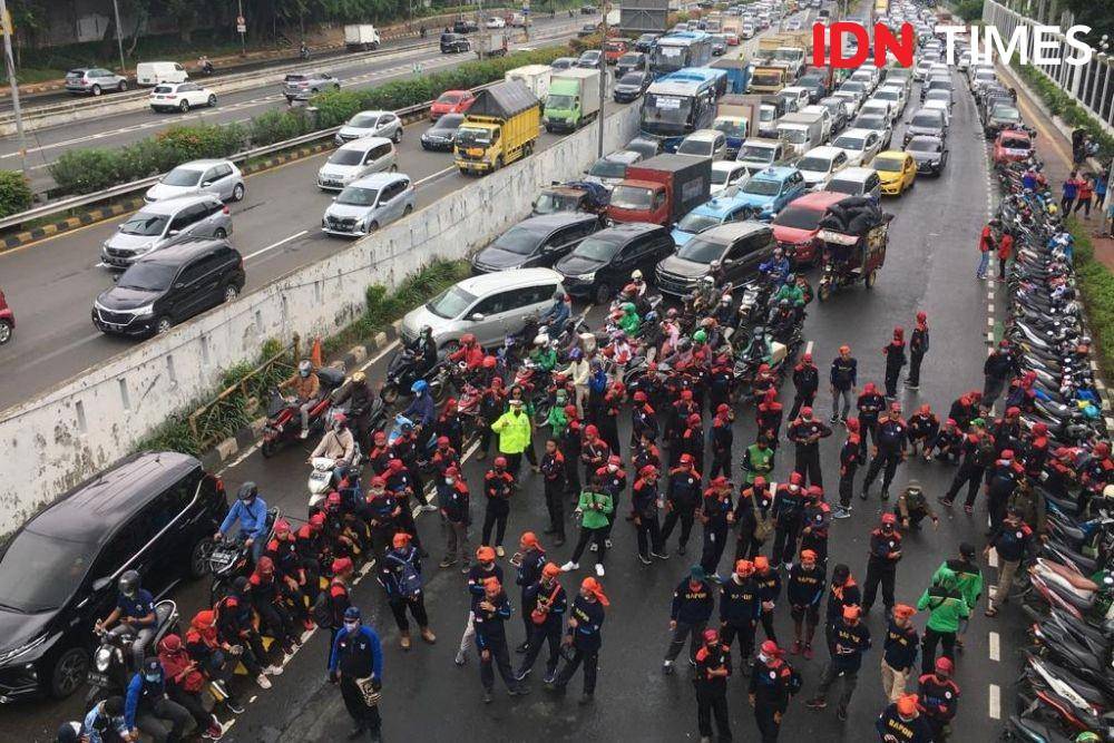 Suasana demo buruh di depan Gedung DPR RI, Jakarta Selatan, Jumat (14/1/2022). (IDN Times/Irfan Fathurohman)