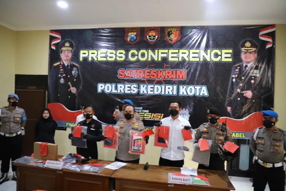 Polres Kediri Kota meriling ungkap kasus pencurian modus pecah kaca mobil. IDN Times/ istimewa