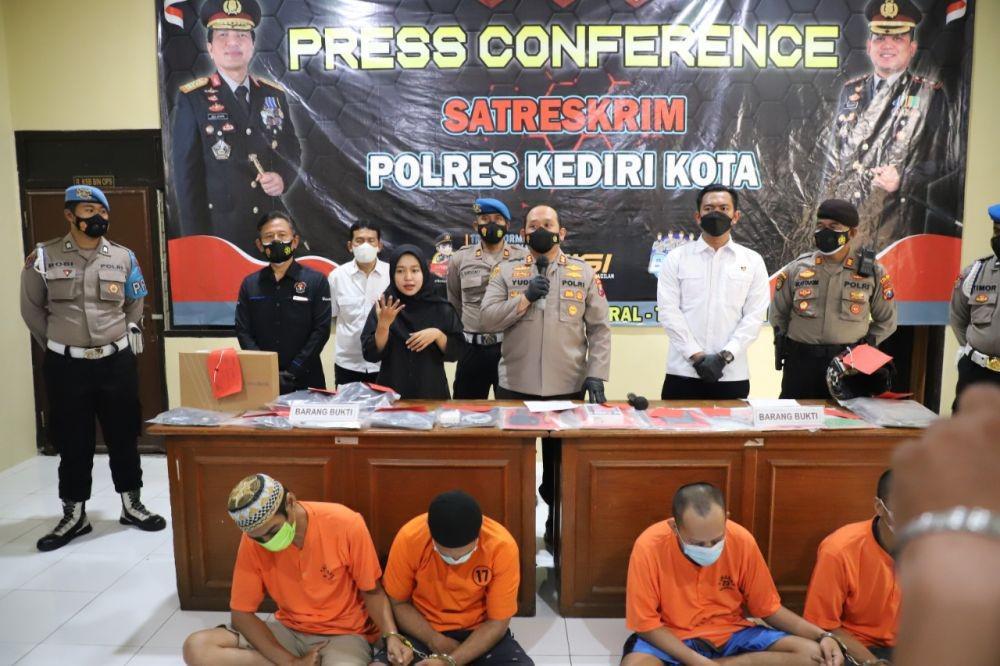 Polres Kediri Kota meriling ungkap kasus pencurian modus pecah kaca mobil. IDN Times/ istimewa
