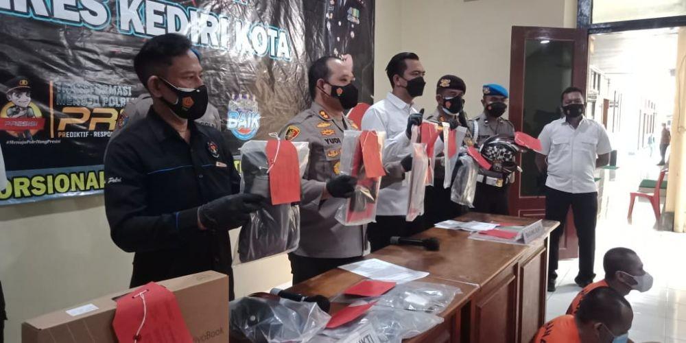 Polres Kediri Kota meriling ungkap kasus pencurian modus pecah kaca mobil. IDN Times/ istimewa