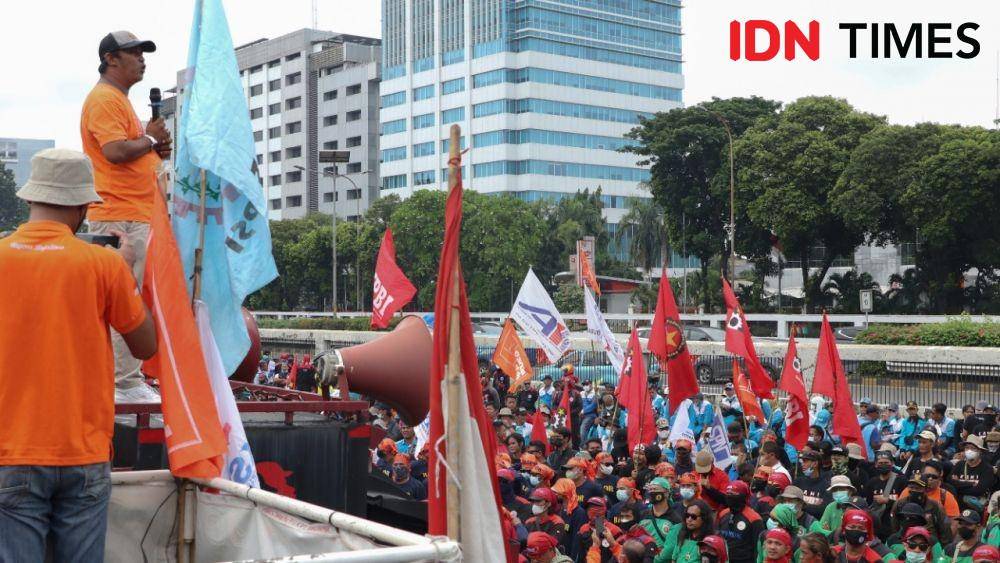 Suasana demo buruh di depan Gedung DPR RI, Jakarta Selatan, Jumat (14/1/2022). (IDN Times/Tata Firza)