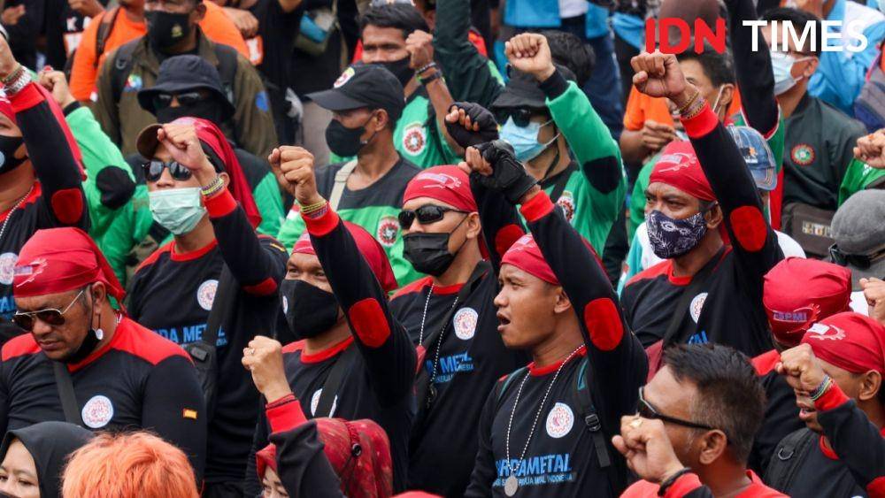 Suasana demo buruh di depan Gedung DPR RI, Jakarta Selatan, Jumat (14/1/2022). (IDN Times/Tata Firza)