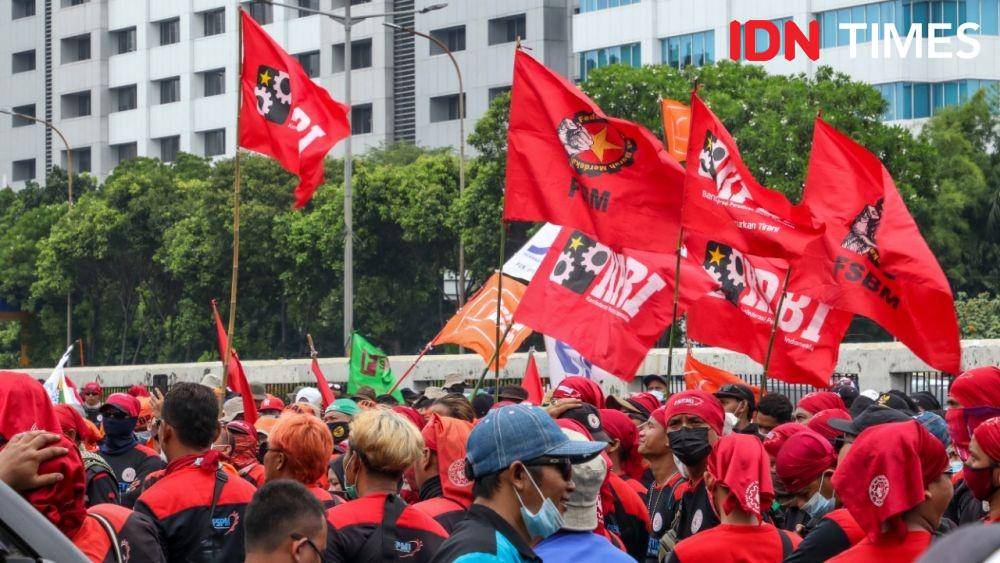 Suasana demo buruh di depan Gedung DPR RI, Jakarta Selatan, Jumat (14/1/2022). (IDN Times/Tata Firza)