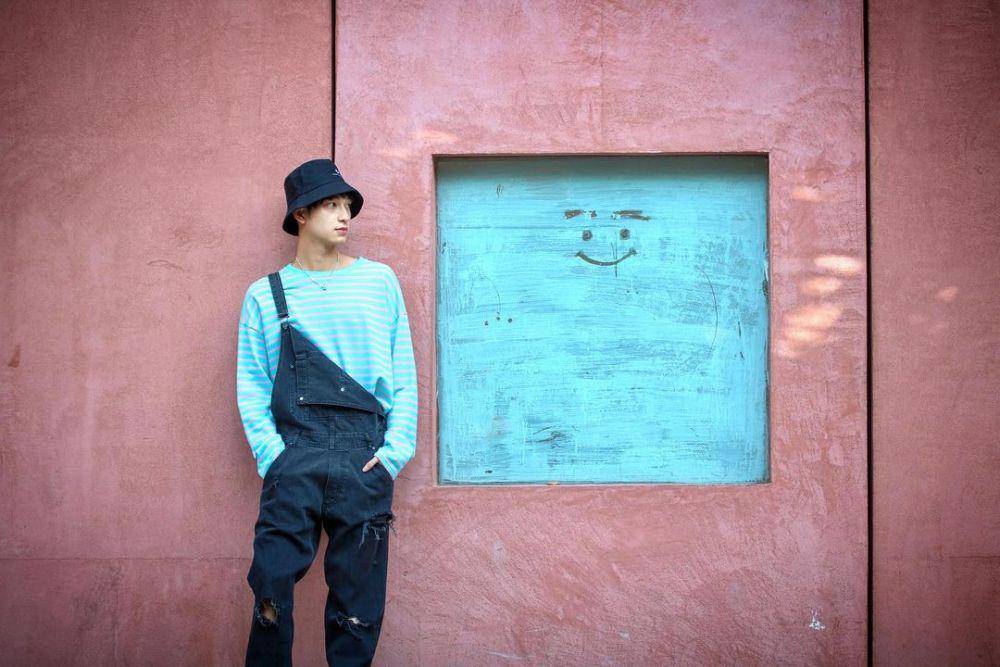 padu padan overall ala Chimon Wachirawit (instagram.com/chimonac)
