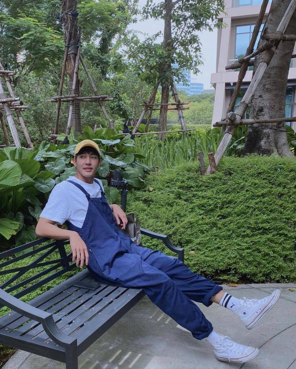padu padan overall ala Earth Pirapat (instagram.com/theearthe)