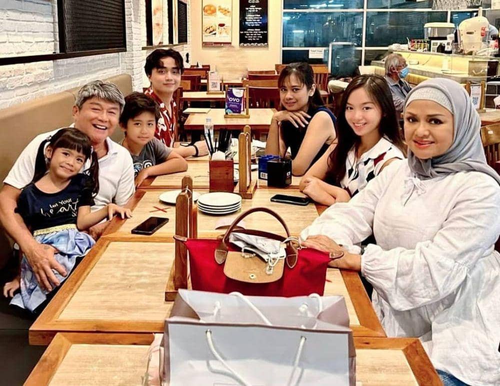 potret Betharia Sonata bersama mantan suami dan istrinya (instagram.com/willydozan777)