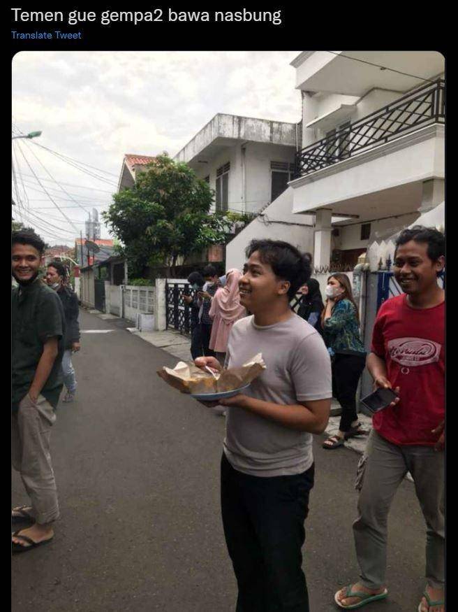 asal selamatkan barang saat gempa (twitter.com/satyanugrahr)