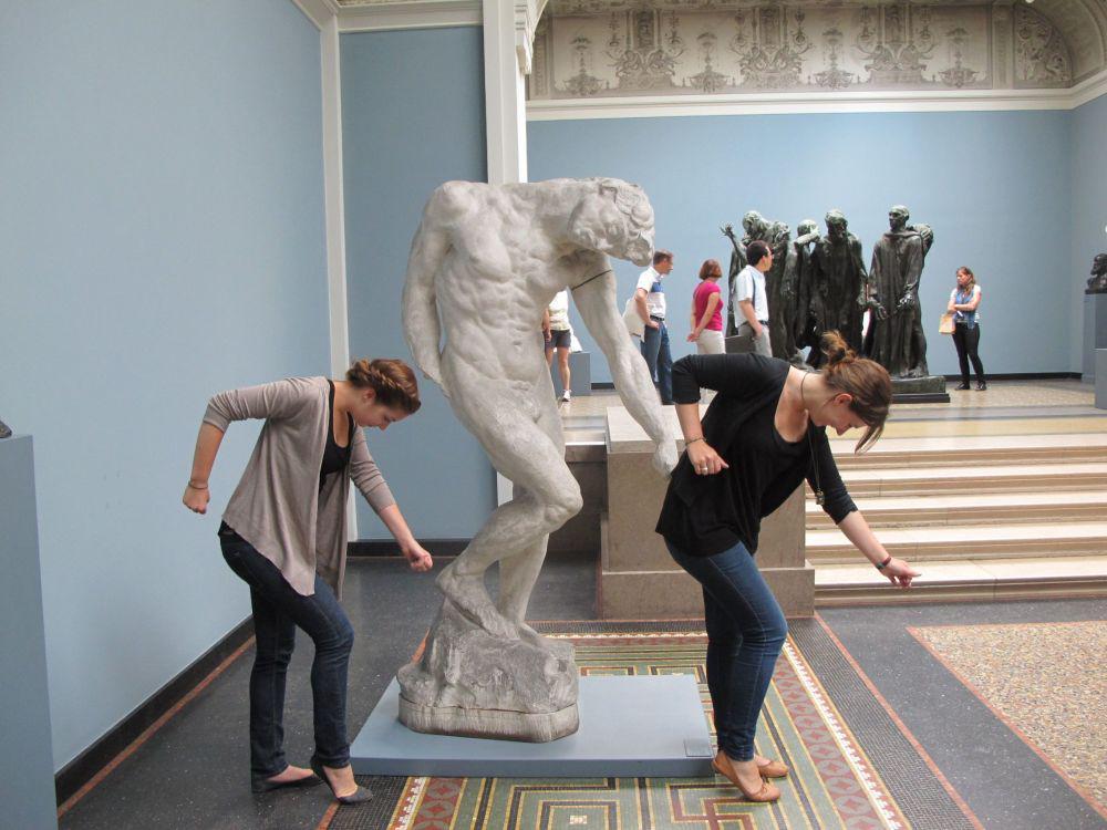 9 Potret Kocak Orang-Orang Berada di Museum, Ada Saja Kelakuannya!