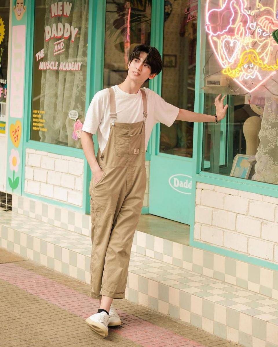 padu padan overall ala First Chalongrat (instagram.com/first_fh)