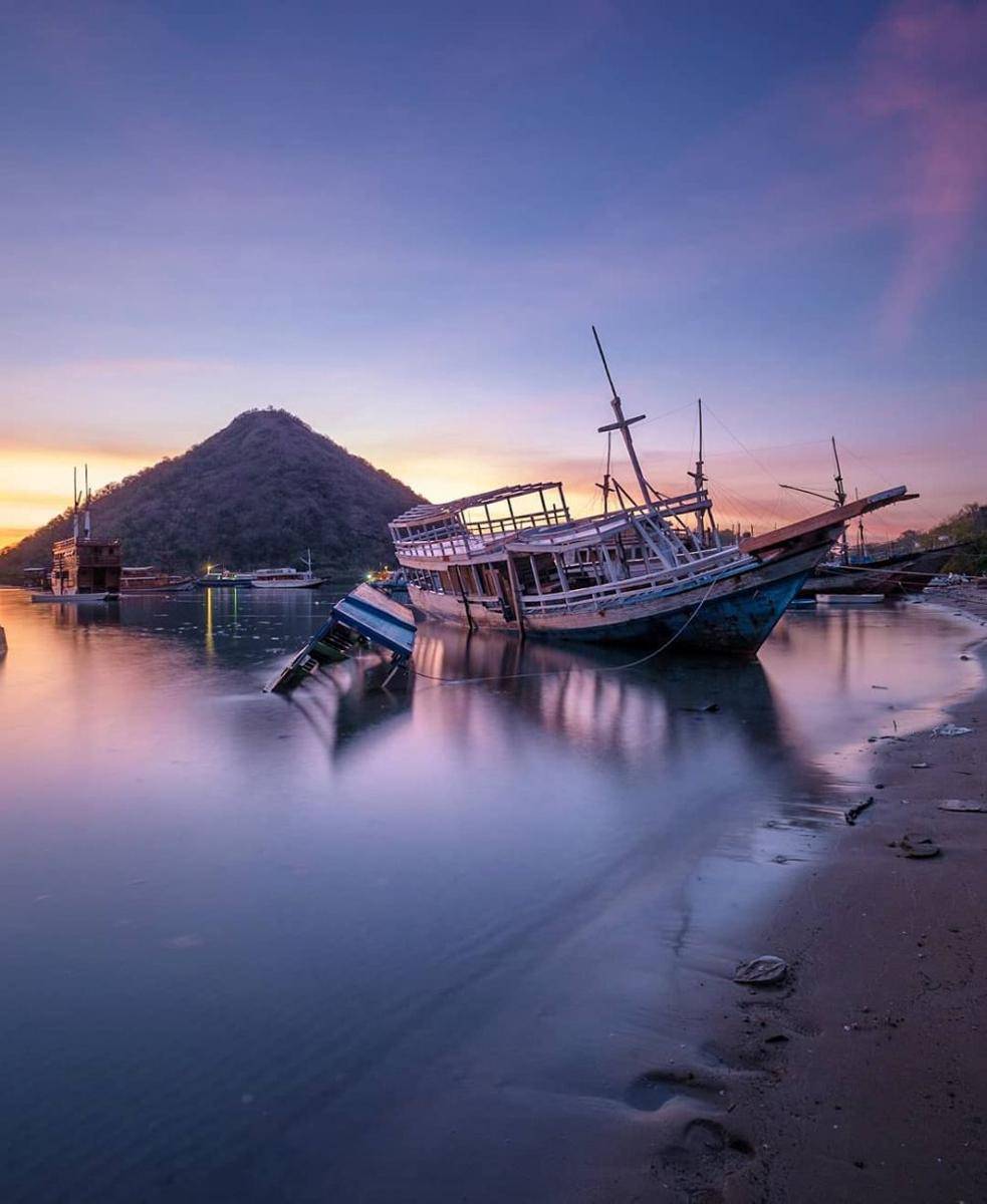 Sunset di tepi Pantai Waecicu. (instagram.com/fauzy_august)