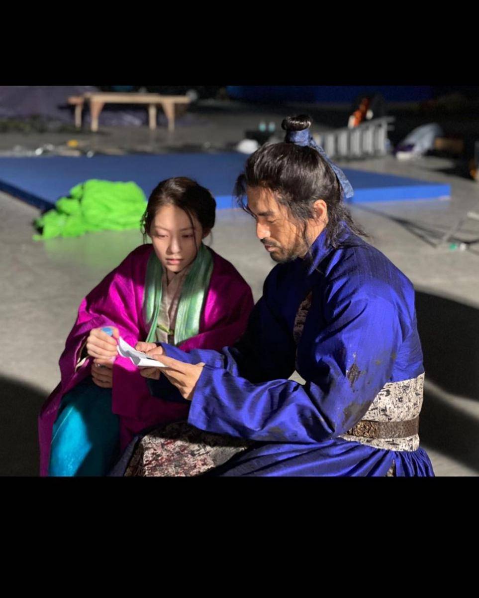 Gong Seung Yeon dan Lee Jin Wook di balik layar drama Bulgasal: Immortal Souls (instagram.com/@0seungyeon)