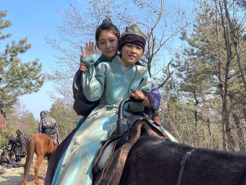 Gong Seung Yeon dan Park Ju Hwan di balik layar drama Bulgasal: Immortal Souls (instagram.com/@0seungyeon)