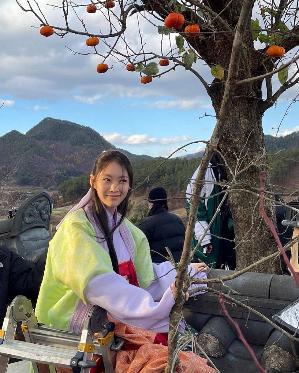 Gong Seung Yeon di balik layar drama Bulgasal: Immortal Souls (instagram.com/@0seungyeon)