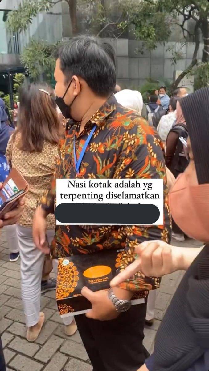 asal selamatkan barang saat gempa (twitter.com/rizkynac)