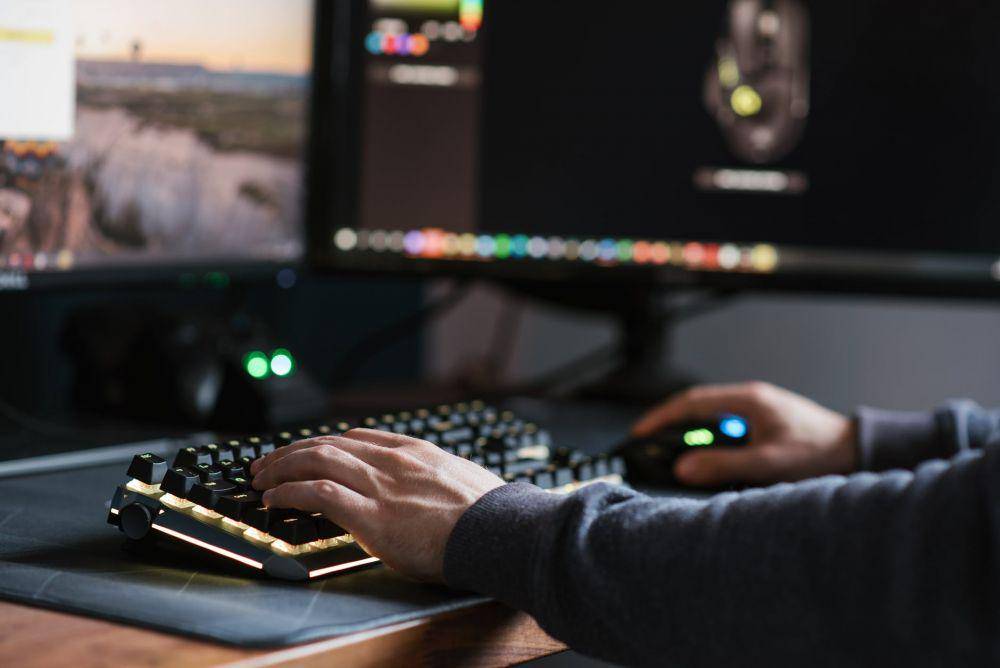 ilustrasi menggunakan PC (pexels.com/Anete Lusiana)