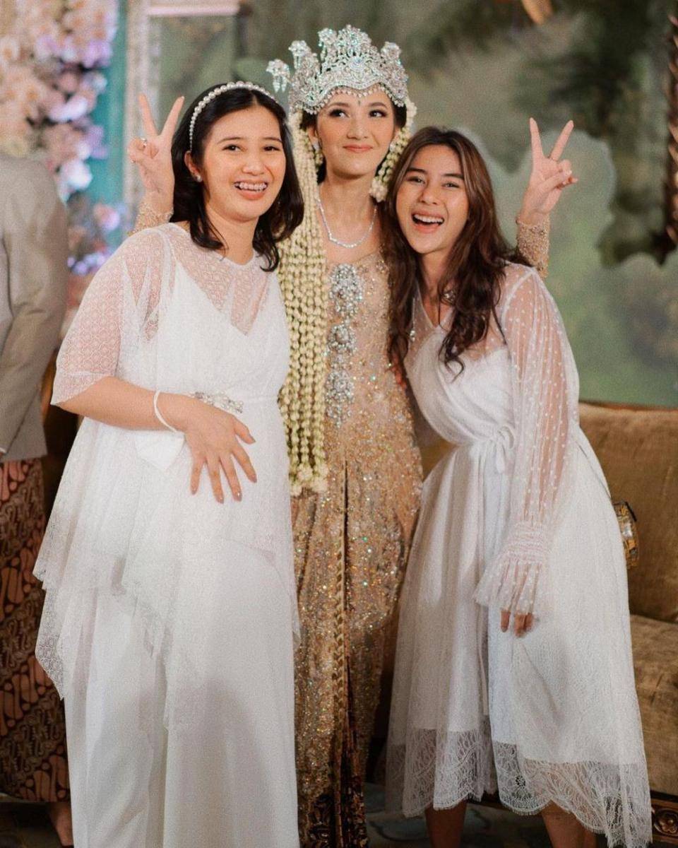 Gaya Artis di Pernikahan Vidi Aldiano dan Sheila Dara (instagram.com/adindathomas)