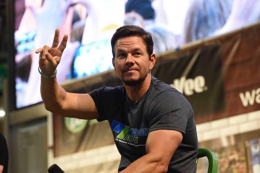 Rilis, 9 Potret Mark Wahlberg Lawan Main Tom Holland di Film Uncharted