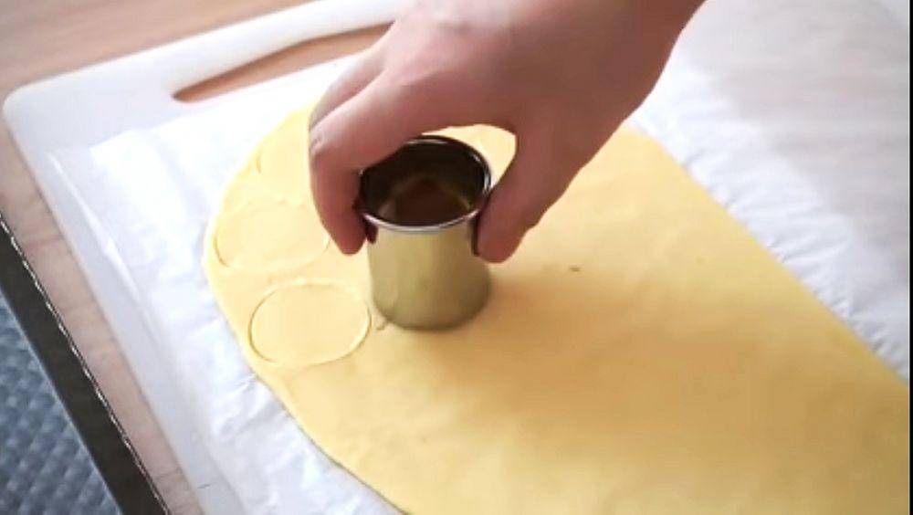 proses cetak bulat craquelin (youtube.com/ Luvita Ho)