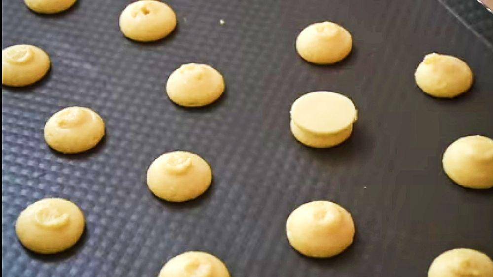 Choux Au Craquelin siap dipanggang. (youtube.com/ Luvita Ho)