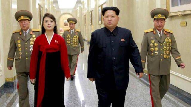 Kim Jong Un bersama istrinya Ri Sol Ju. (thetimes.co.uk)