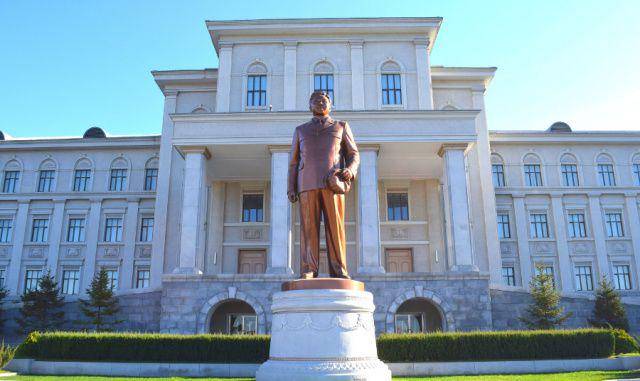 Gedung kampus Kim Il Sung University di Pyongyang. (north-korea-travel.com)