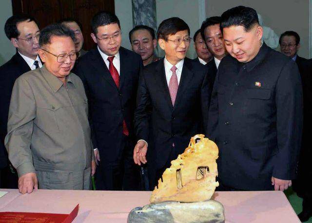 Kim Jong Un bersama mendiang ayahnya Kim Jong Il. (theatlantic.com)