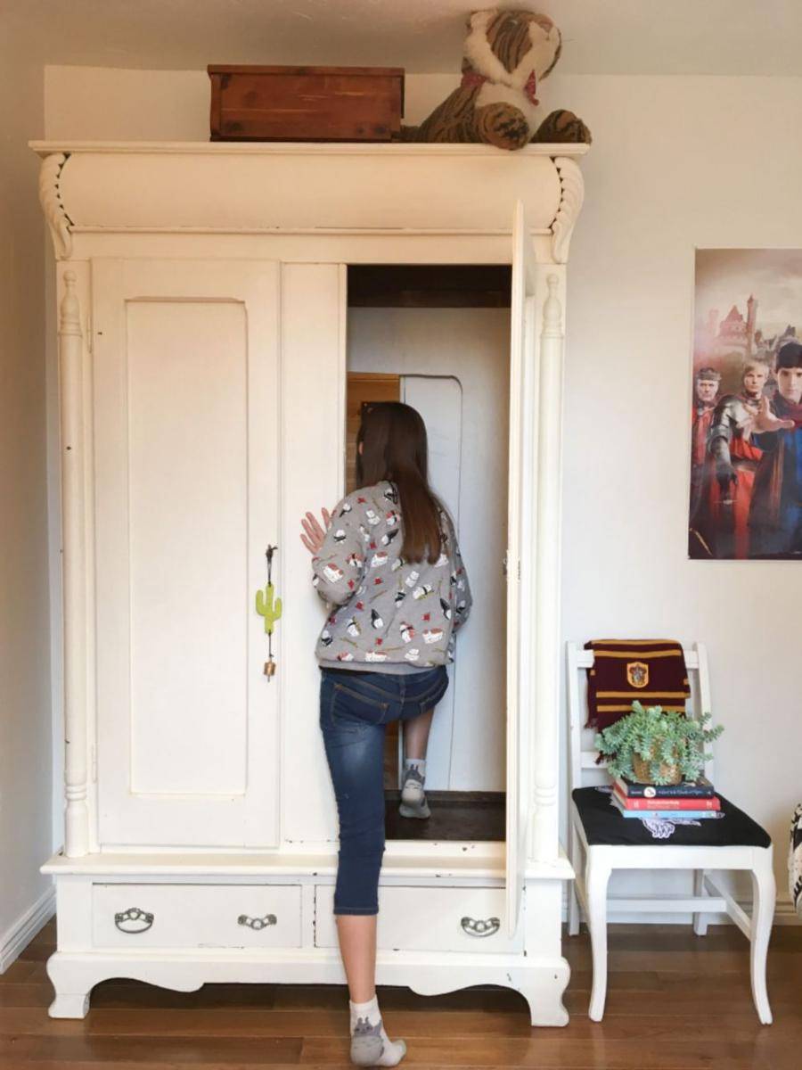 inspirasi pintu tersembunyi di balik lemari pakaian (apartmenttherapy.com)