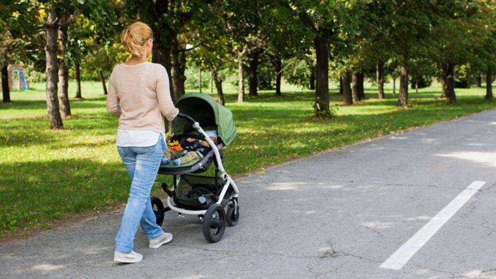 ilustrasi berjalan kaki dengan bayi pasca melahirkan (rightasrain.uwmedicine.org)