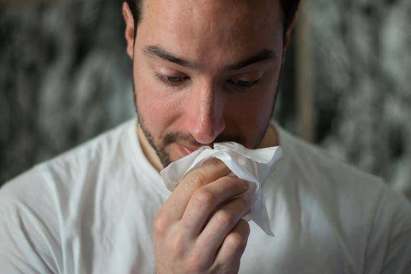 Ilustrasi pria sedang membersihkan bulu hidung (unsplash/Brittany Colette)