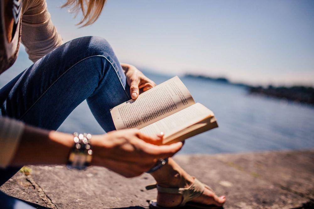 ilustrasi membaca buku (pixabay.com/StockSnap)