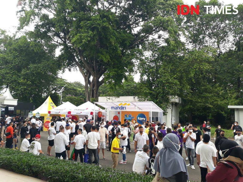 Suasana hari pertama Indonesian Basketball League (IBL) 2022 pada Sabtu (15/1/2022) di Hall Basket GBK, Jakarta (IDN Times/Margith Juita Damanik)