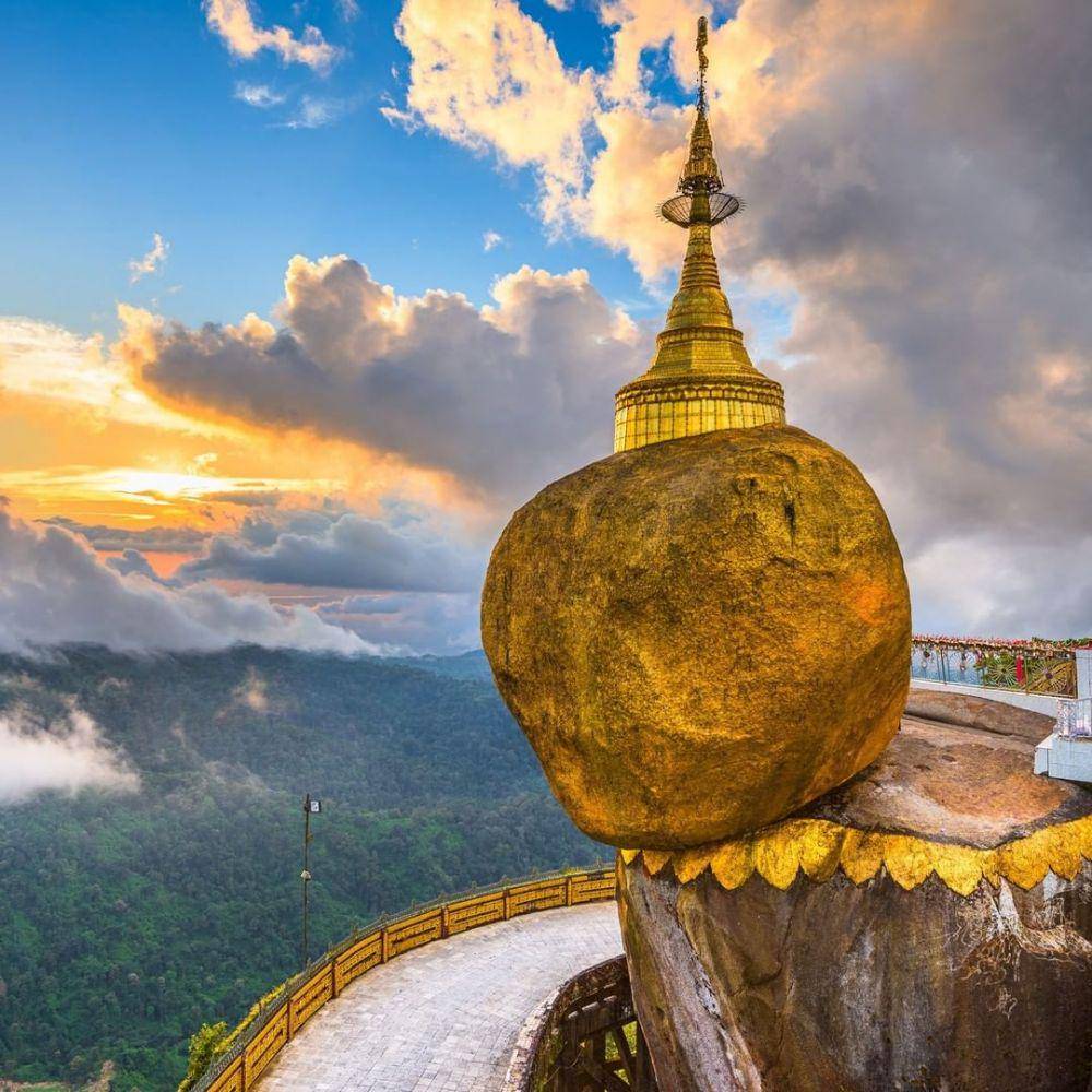 potret Pagoda Kyaiktiyo (instagram.com/focushimalaya)