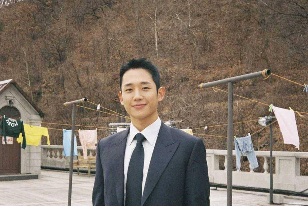Jung Hae In (instagram.com/holyhaein)