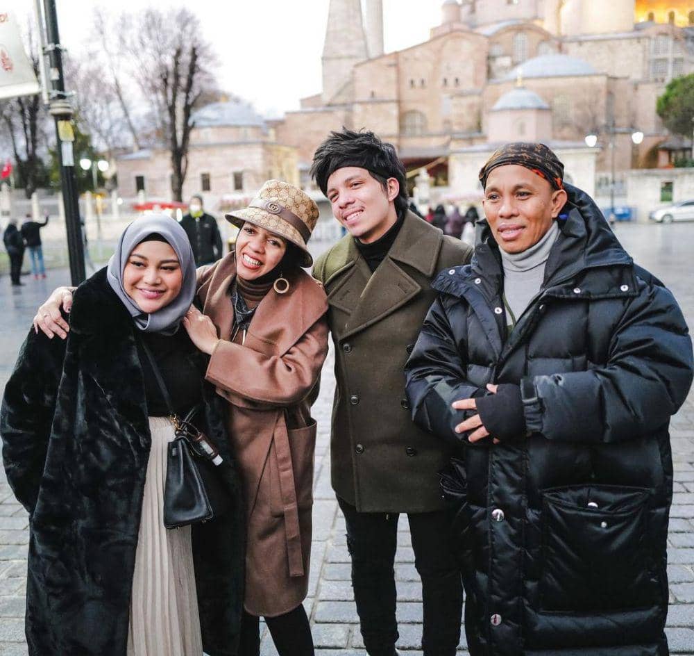 Aurel Hermansyah dan keluarga (instagram.com/attahalilintar)