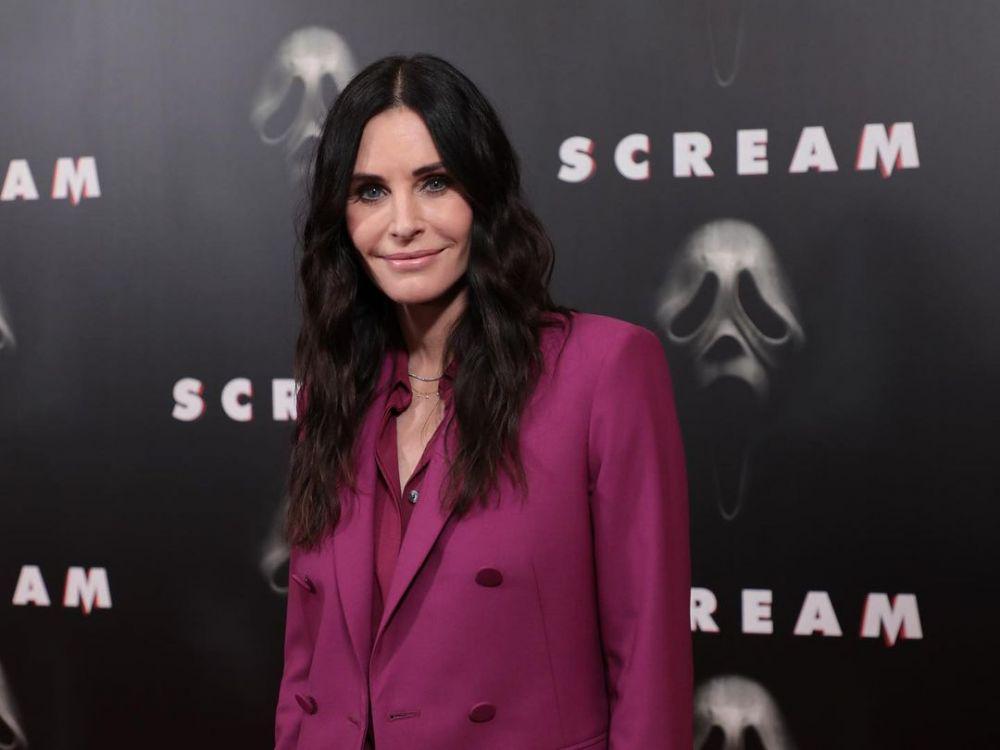 9 Potret Terkini Courteney Cox, Curi Perhatian Lewat Film Scream 5