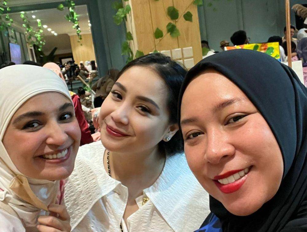 tamu artis di syukuran keluarga Zaskia Sungkar dan Irwansyah (instagram.com/melly_goeslaw)