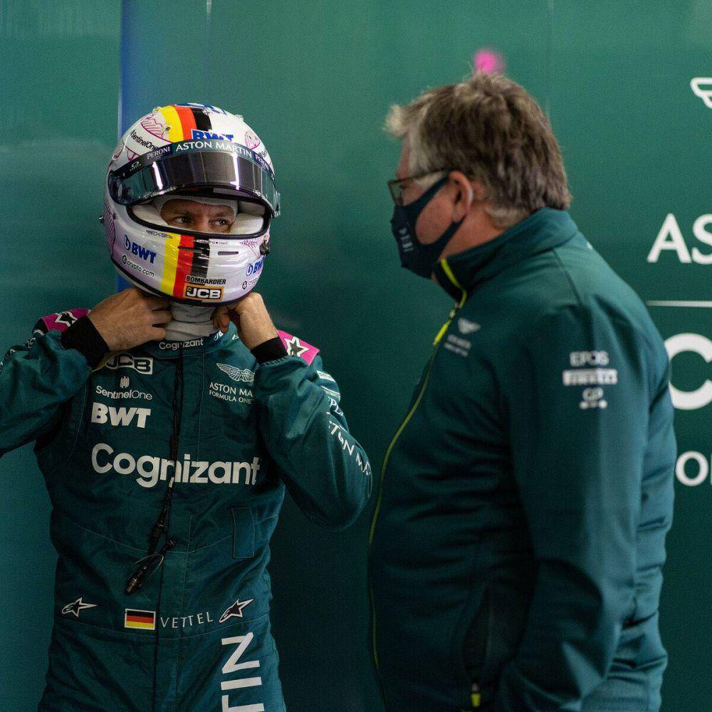 Sebastian Vettel berbincang dengan Otmar Szafnauer (twitter.com/longlivesv5)