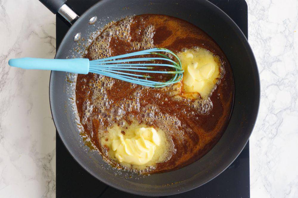 ilustrasi memasak caramel (thespruceeats.com)