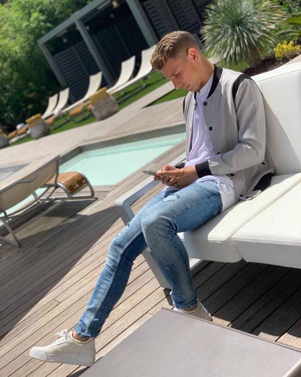 Gaya busana Lucas Digne (instagram.com/lucasdigne)