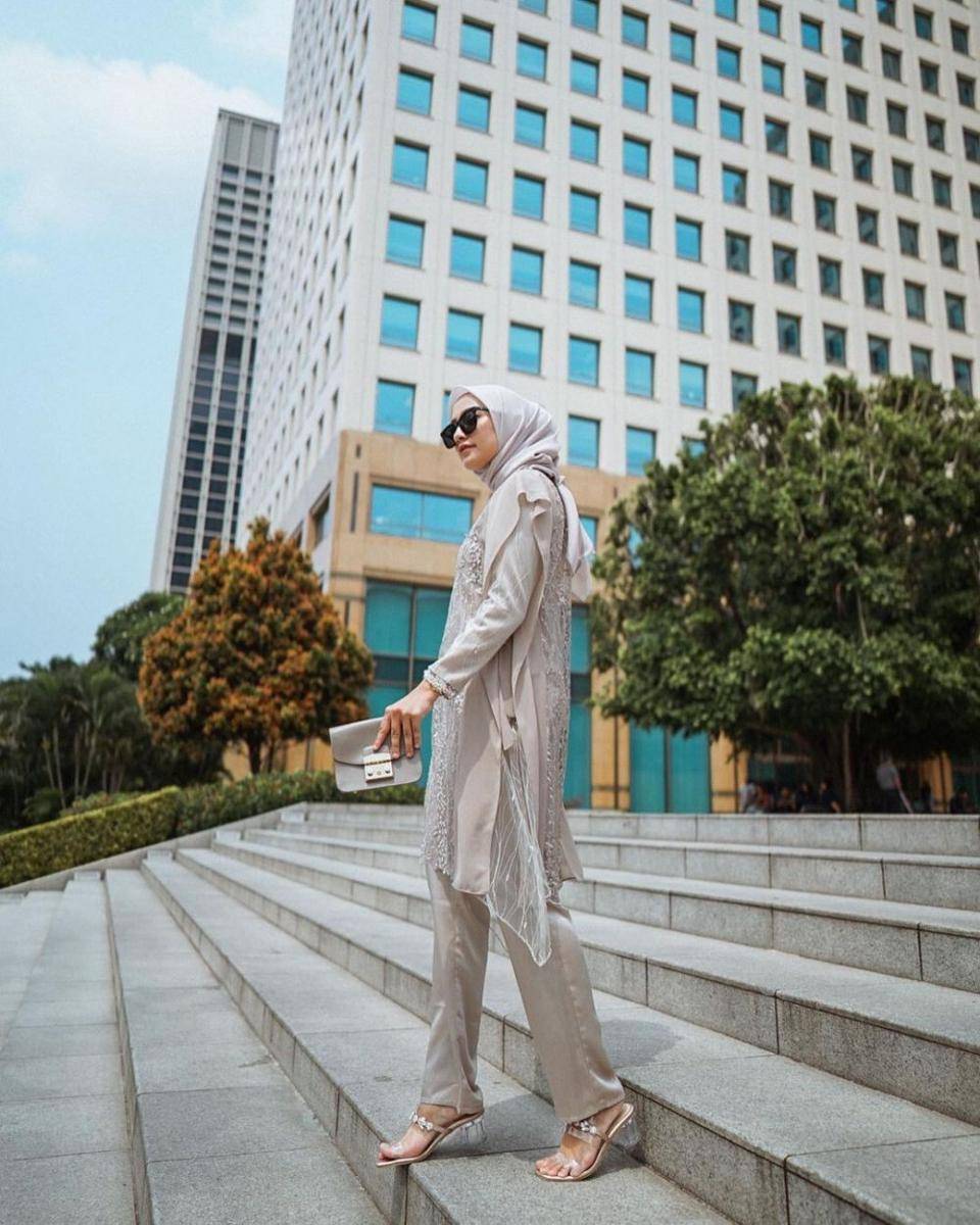 Inspirasi sandal untuk kondangan. (instagram.com/megaiskanti)