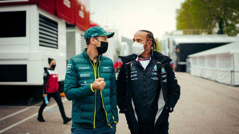 Sebastian Vettel dan Lewis Hamilton (racingnews365.com)